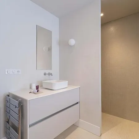 Tres Bel En Rez De Jardin, Pereire, 100 M De La