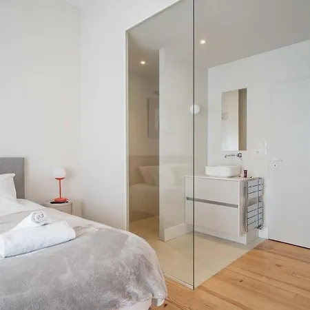 Tres Bel En Rez De Jardin, Pereire, 100 M De La *