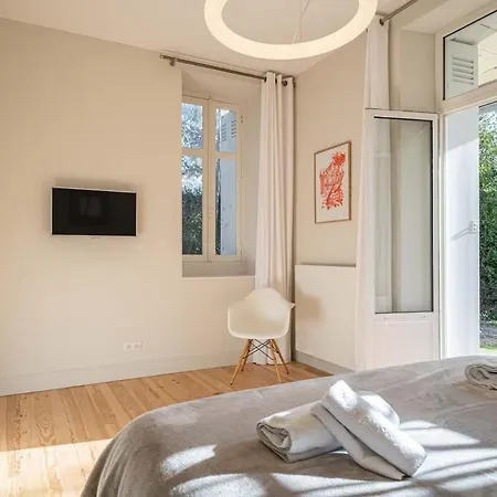 Tres Bel En Rez De Jardin, Pereire, 100 M De La *