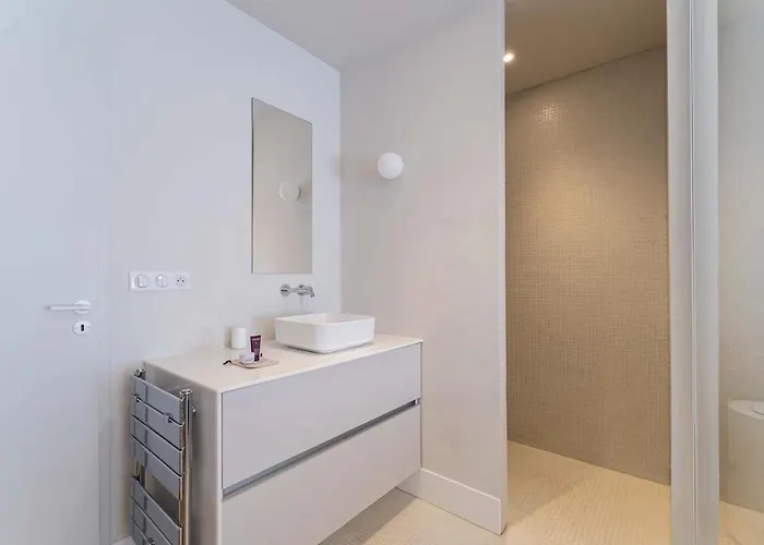 Tres Bel En Rez De Jardin, Pereire, 100 M De La